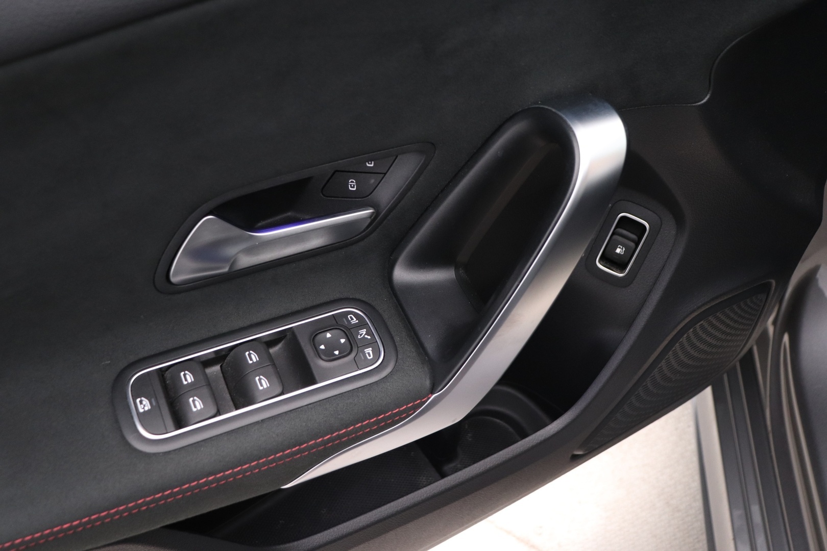 MERCEDES-BENZ A 2022