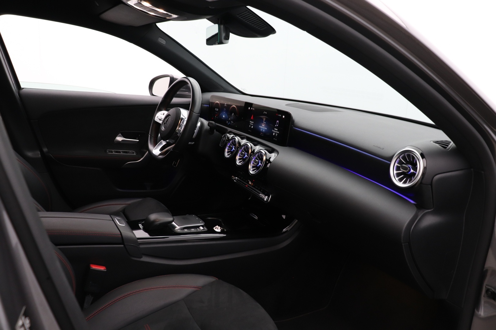 MERCEDES-BENZ A 2022