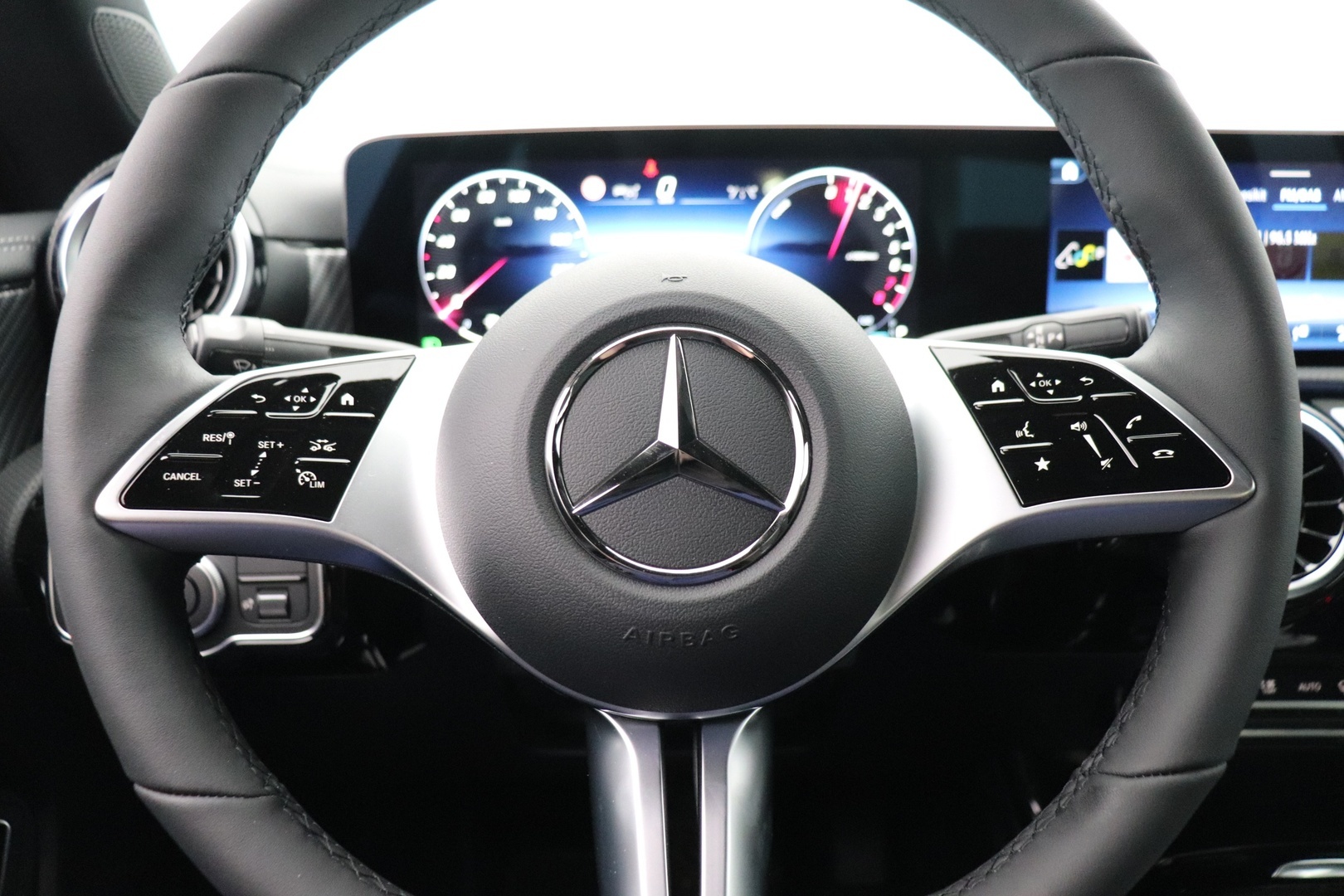 MERCEDES-BENZ CLA 2025