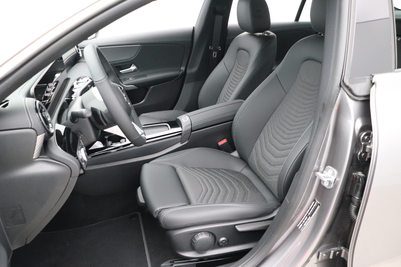 MERCEDES-BENZ CLA 2025