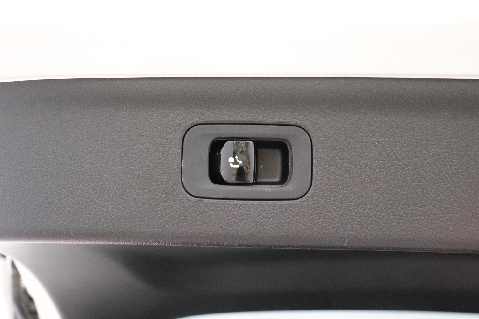 MERCEDES-BENZ EQE 2023