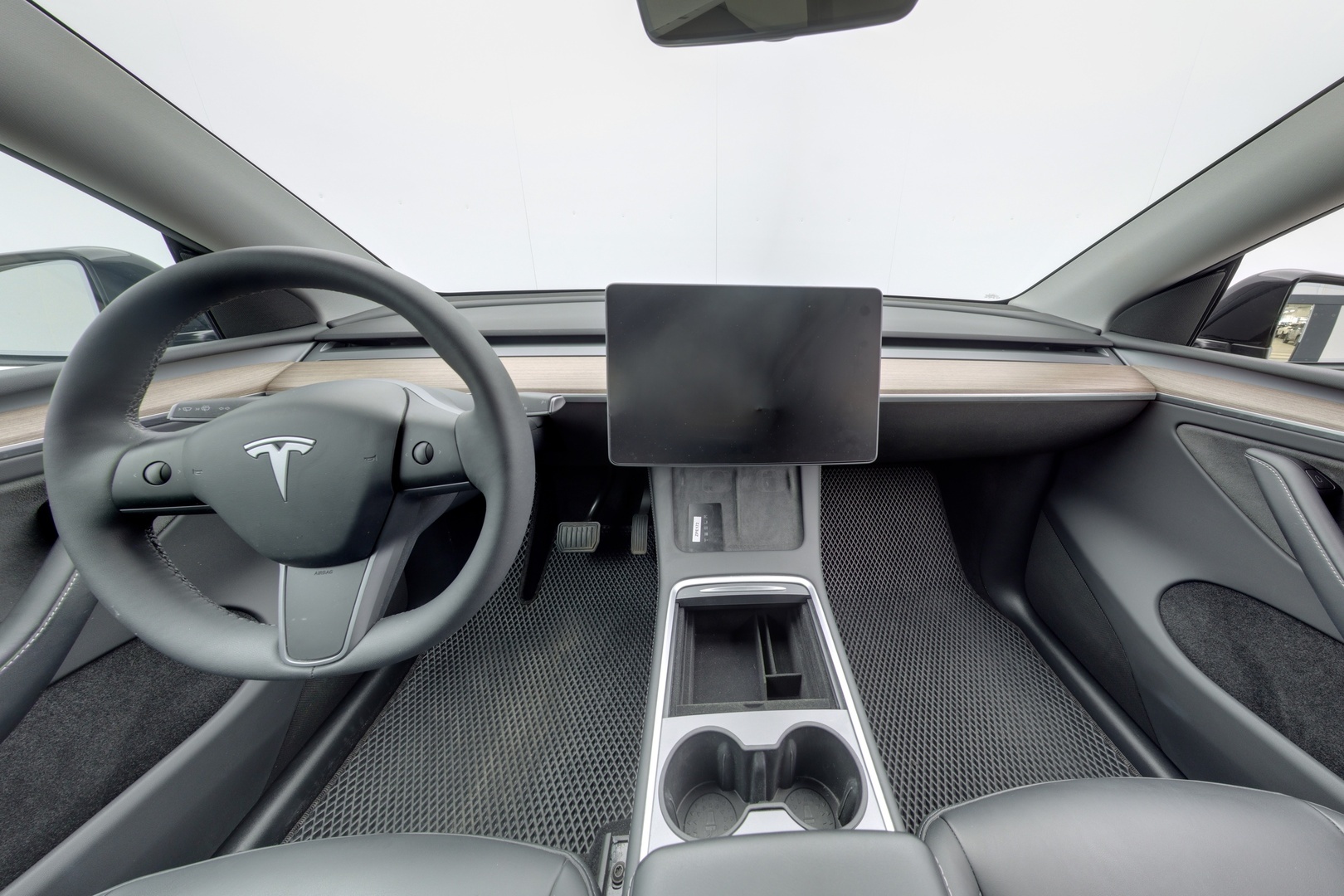TESLA Model Y 2025