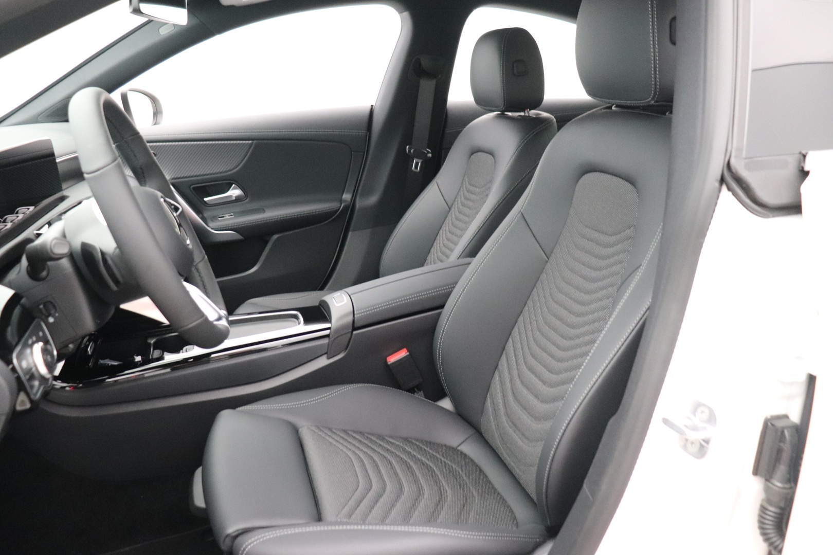 MERCEDES-BENZ CLA 2025