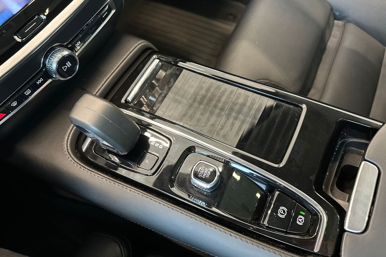 VOLVO V60 2024