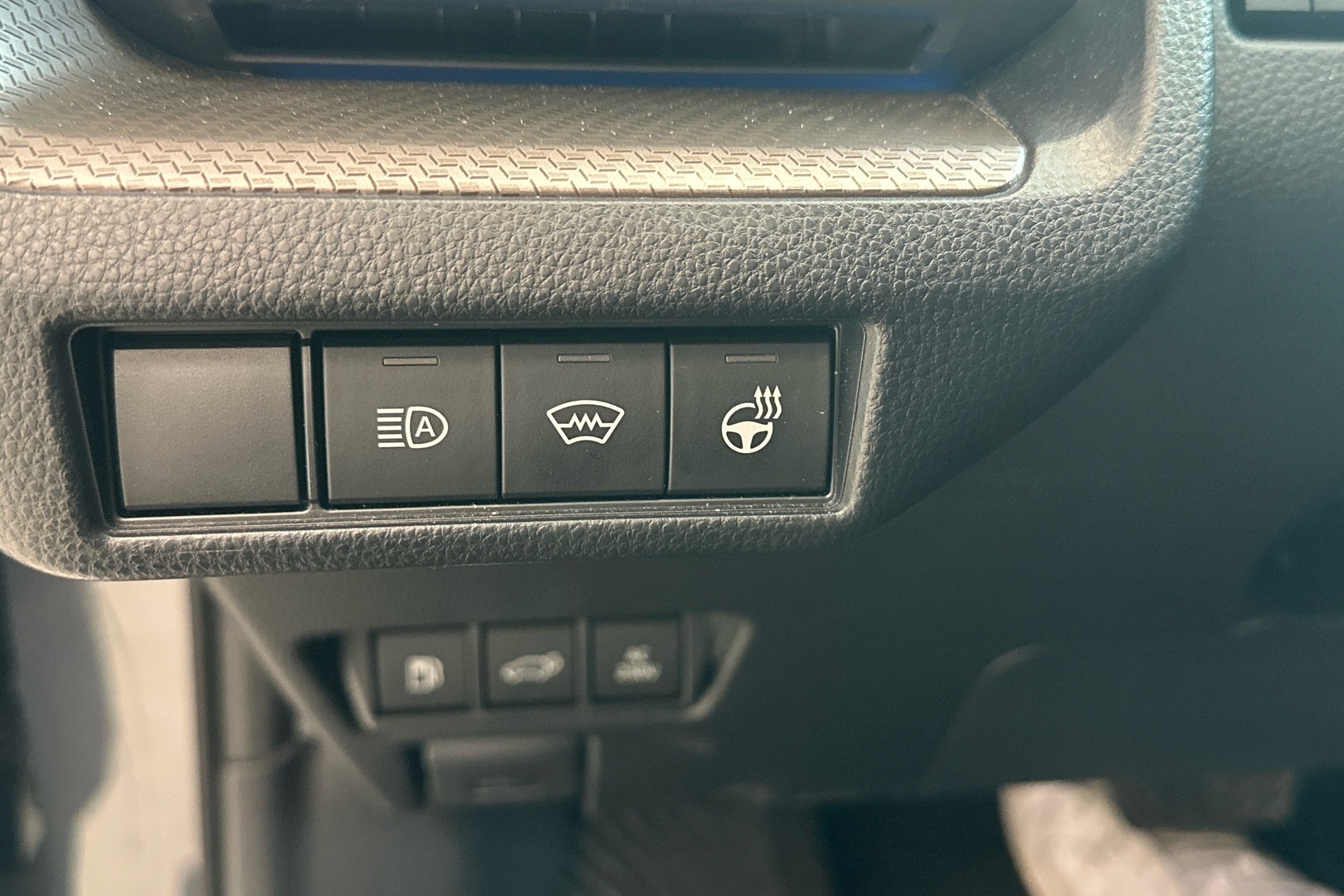 TOYOTA Prius Plug-in 2024