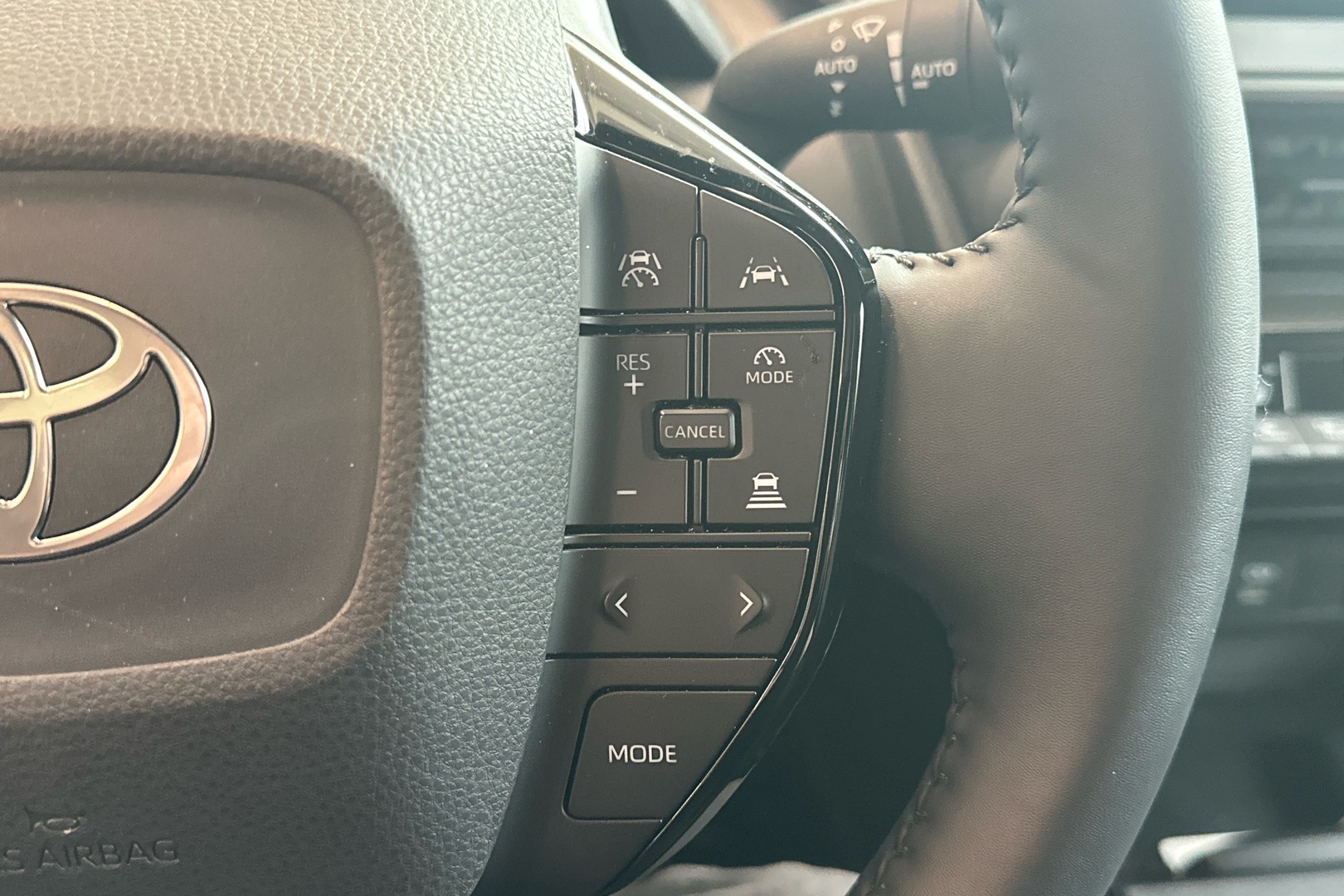 TOYOTA Prius Plug-in 2024