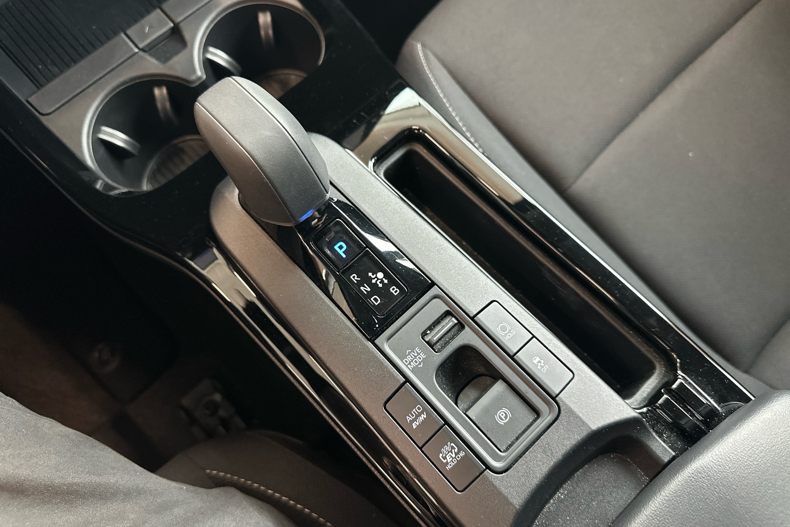 TOYOTA Prius Plug-in 2024
