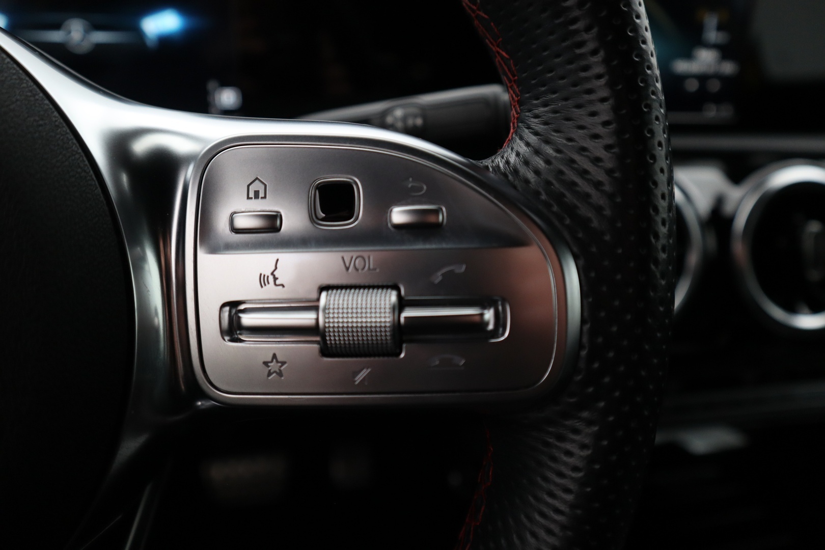 MERCEDES-BENZ A 2021