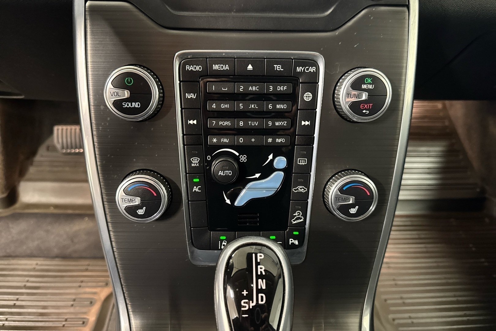 VOLVO XC70 2015