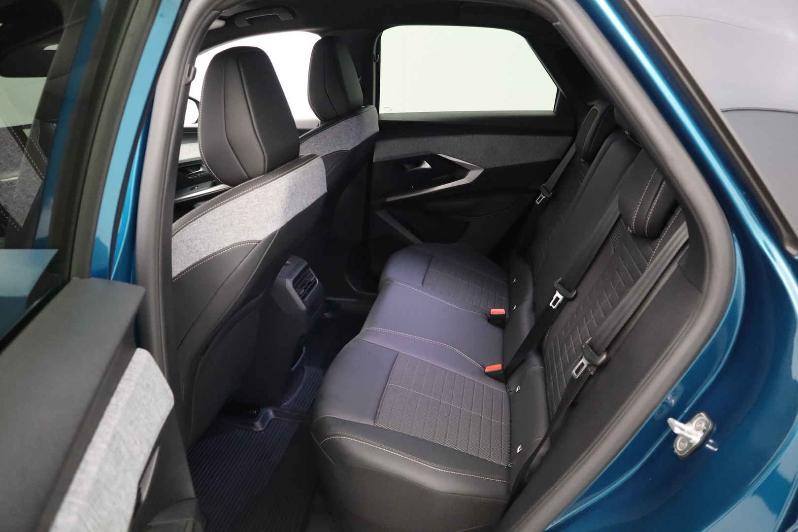 PEUGEOT E-3008 2025