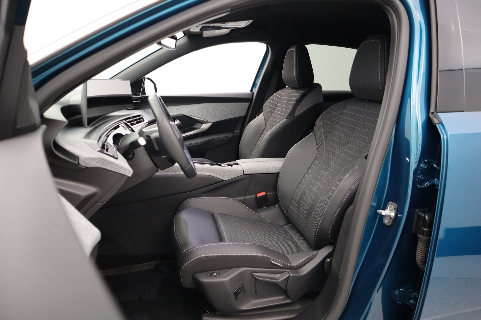 PEUGEOT E-3008 2025