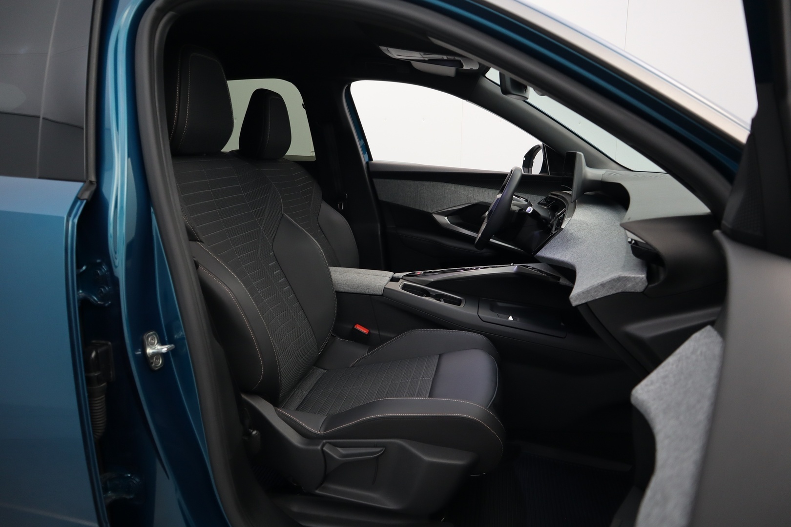 PEUGEOT E-3008 2025