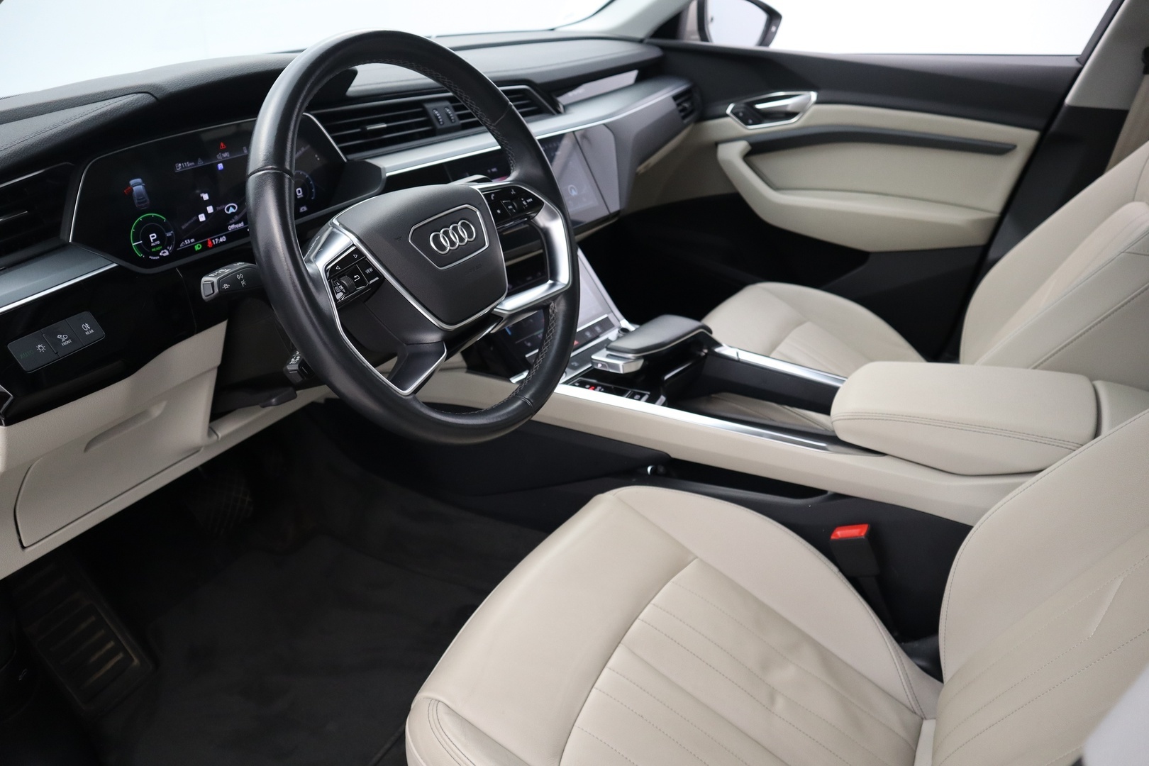 AUDI Q8 e-tron 10
