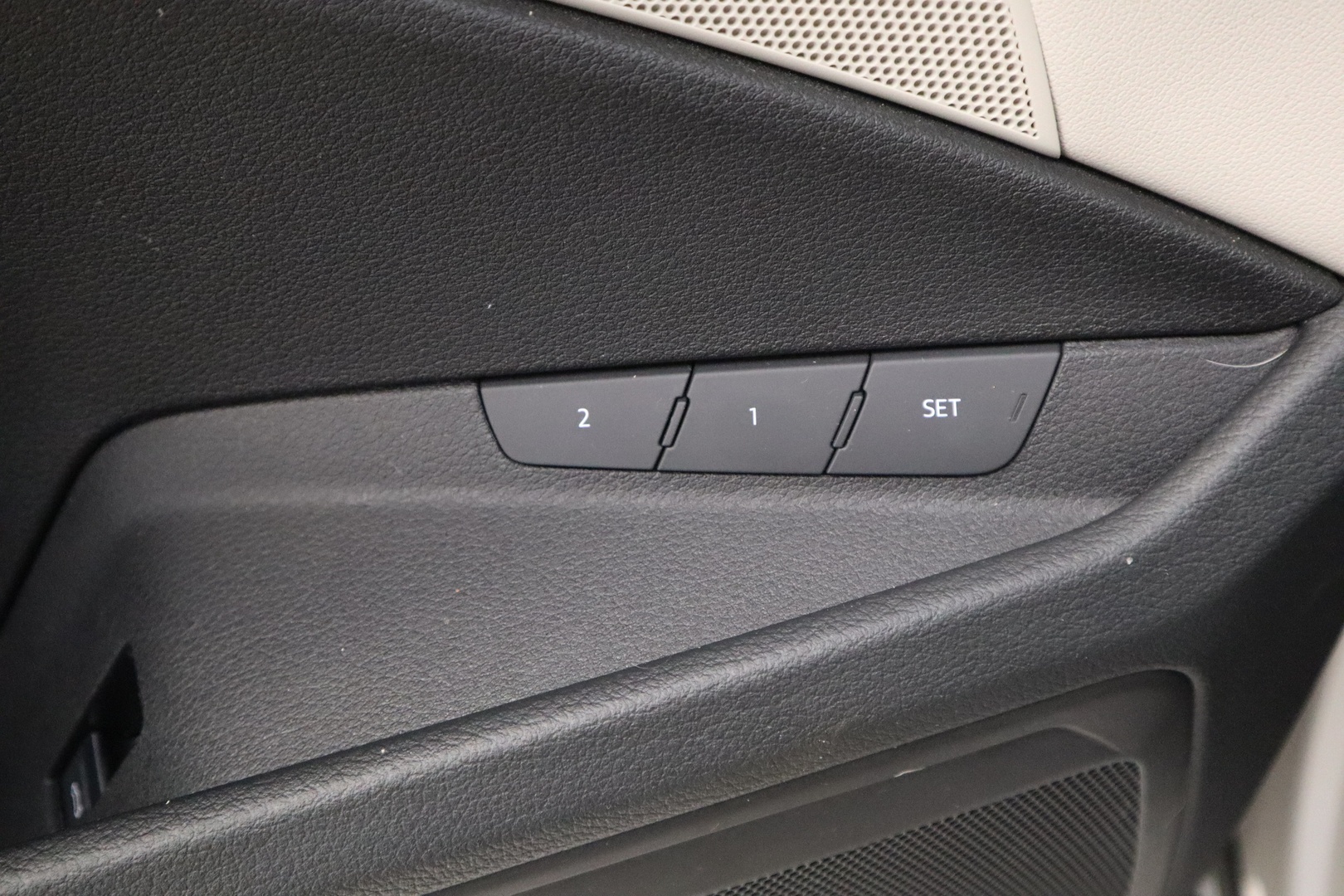 AUDI Q8 e-tron 12