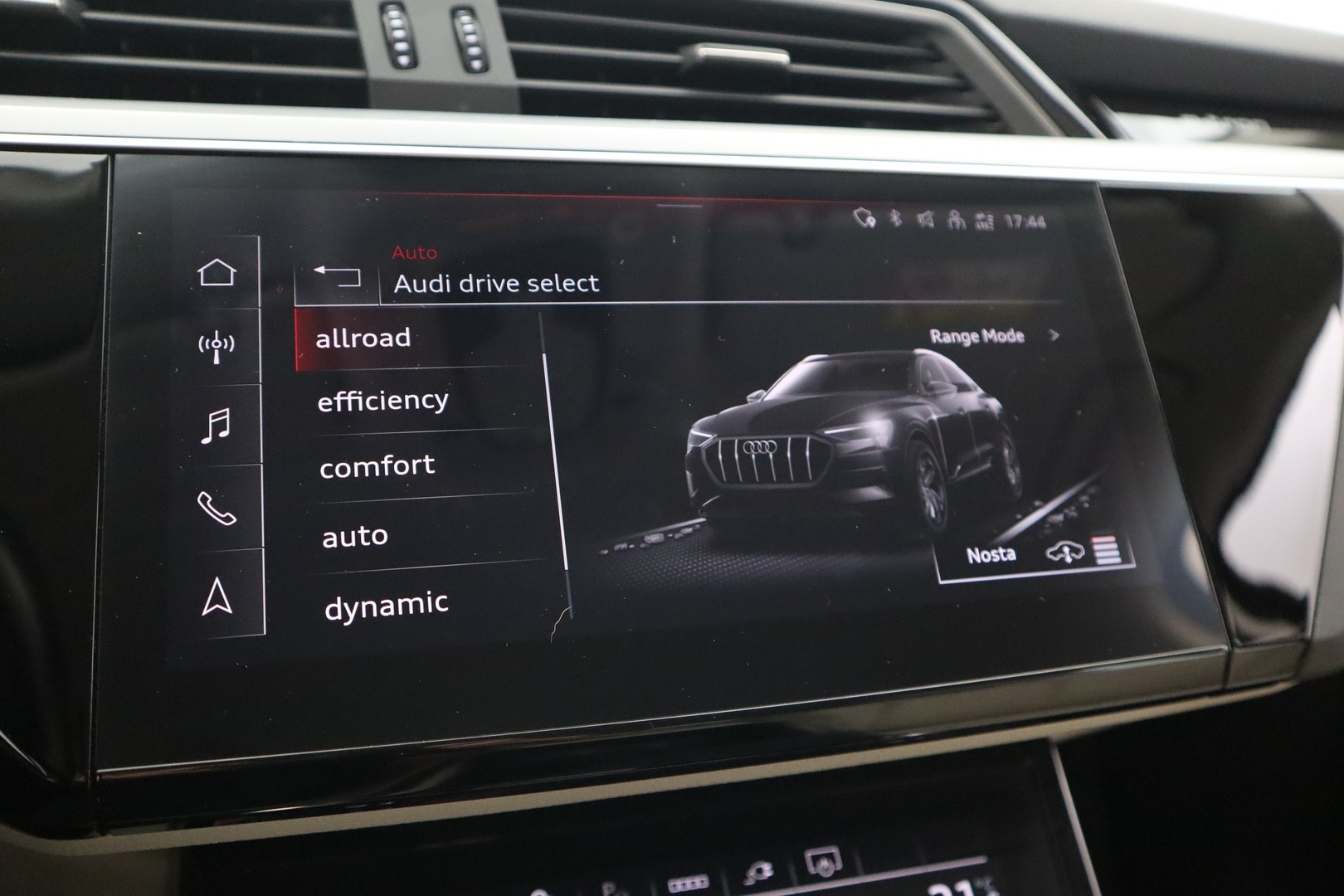 AUDI Q8 e-tron 24