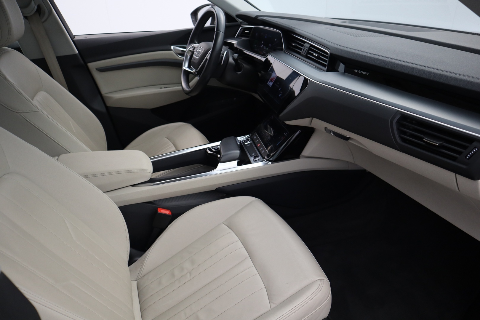 AUDI Q8 e-tron 26