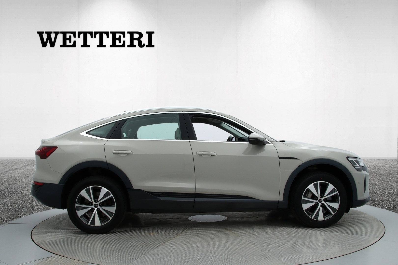 AUDI Q8 e-tron 6