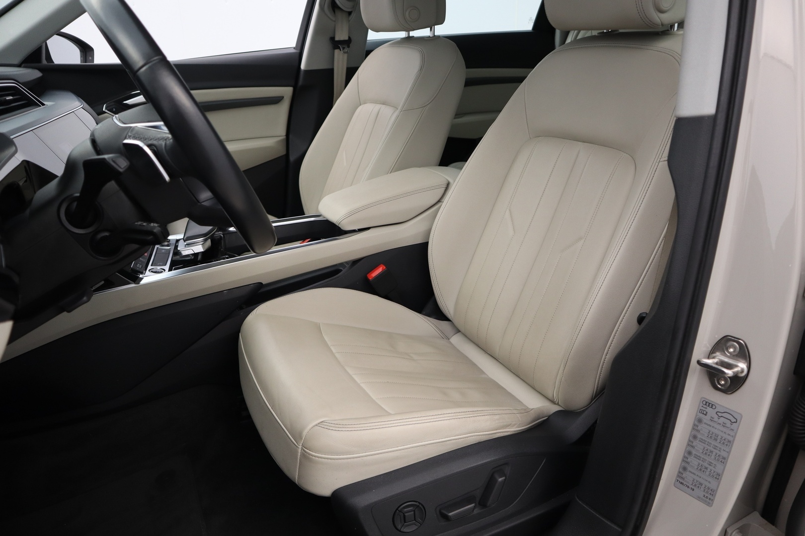 AUDI Q8 e-tron 9