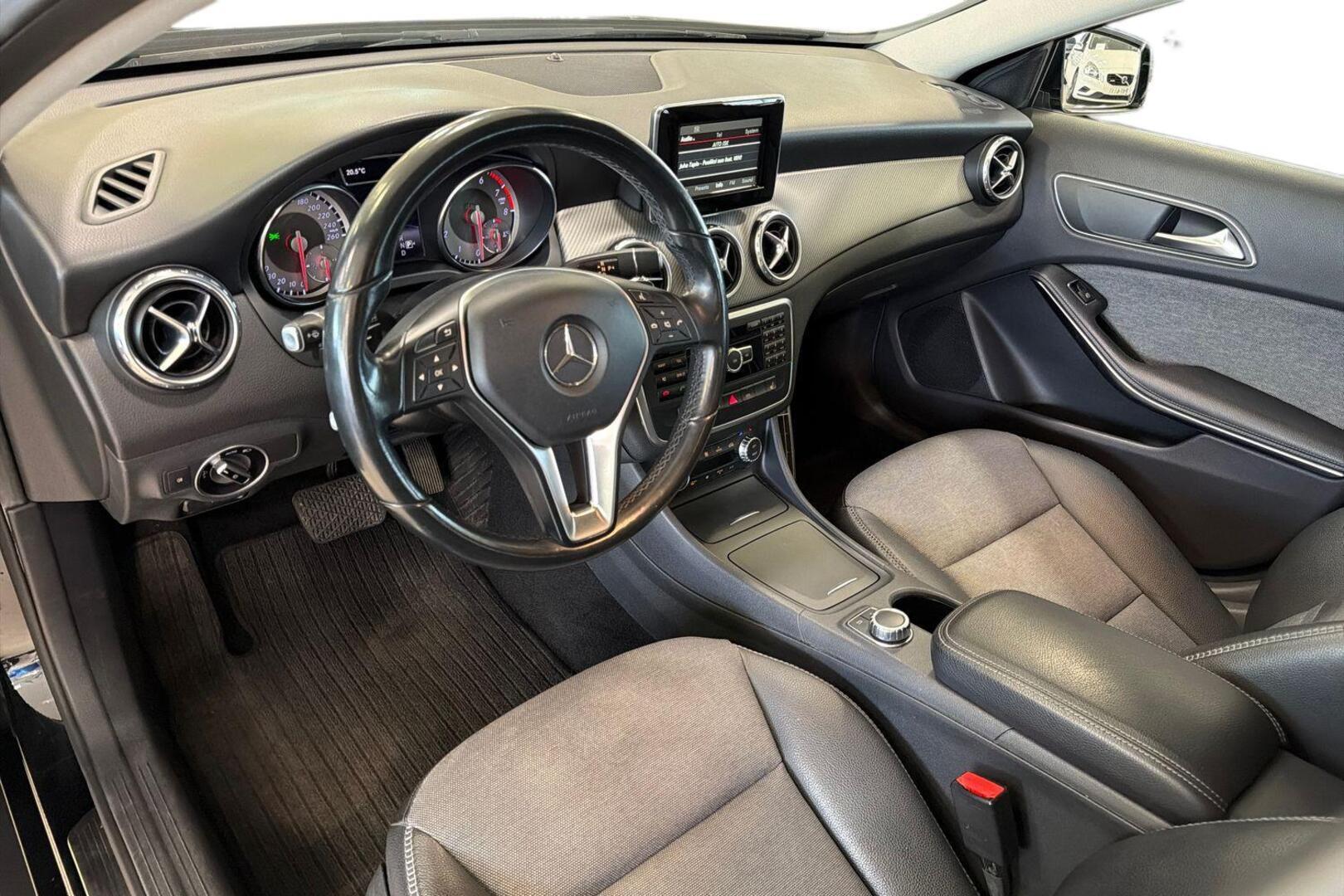 MERCEDES-BENZ GLA 8