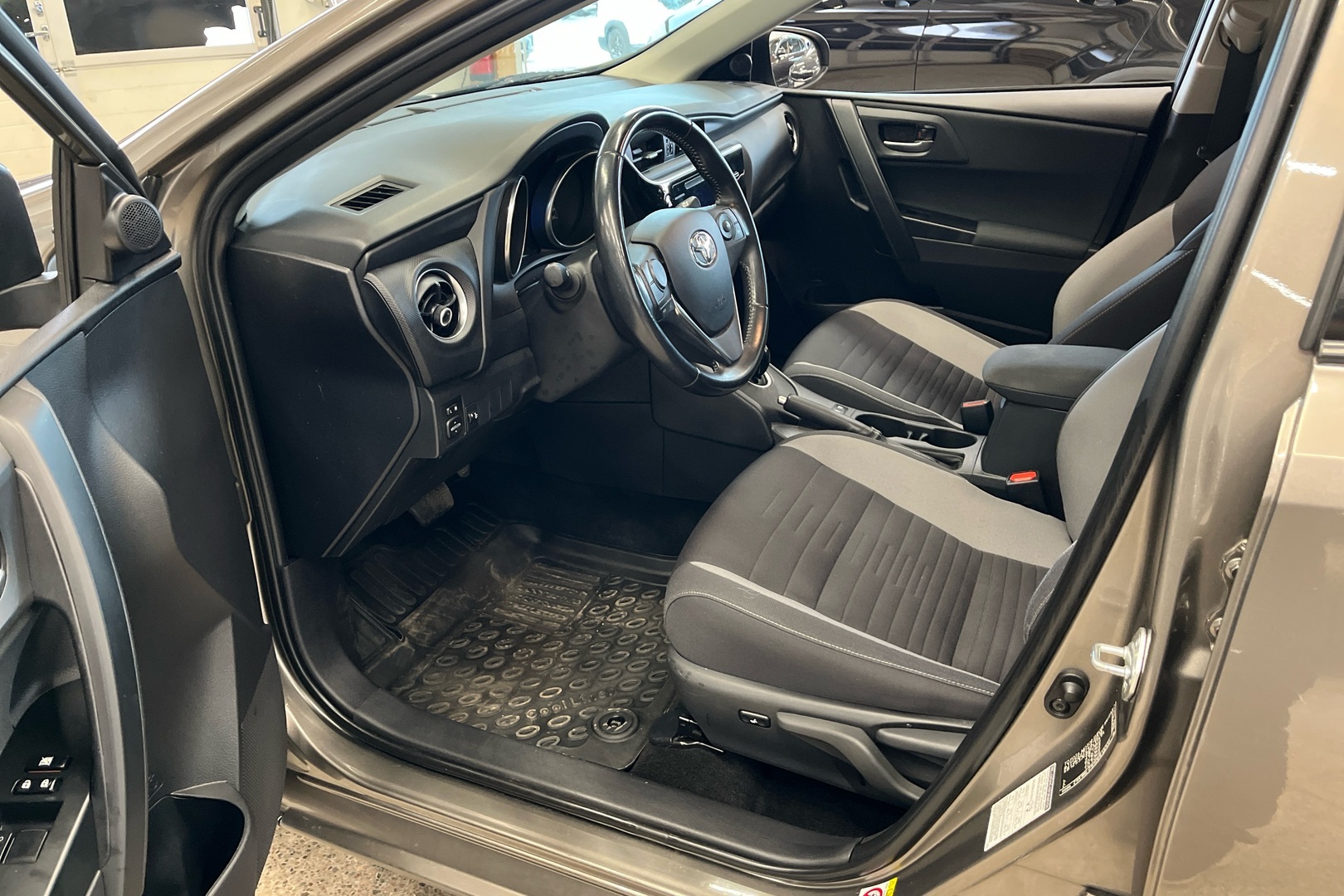 TOYOTA Auris 2017