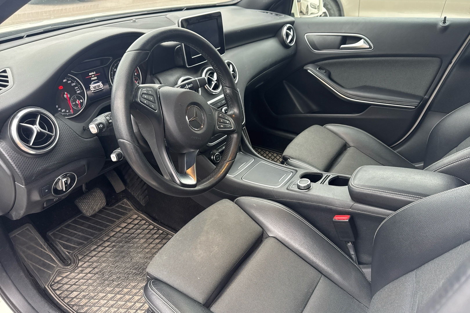 MERCEDES-BENZ A 2017