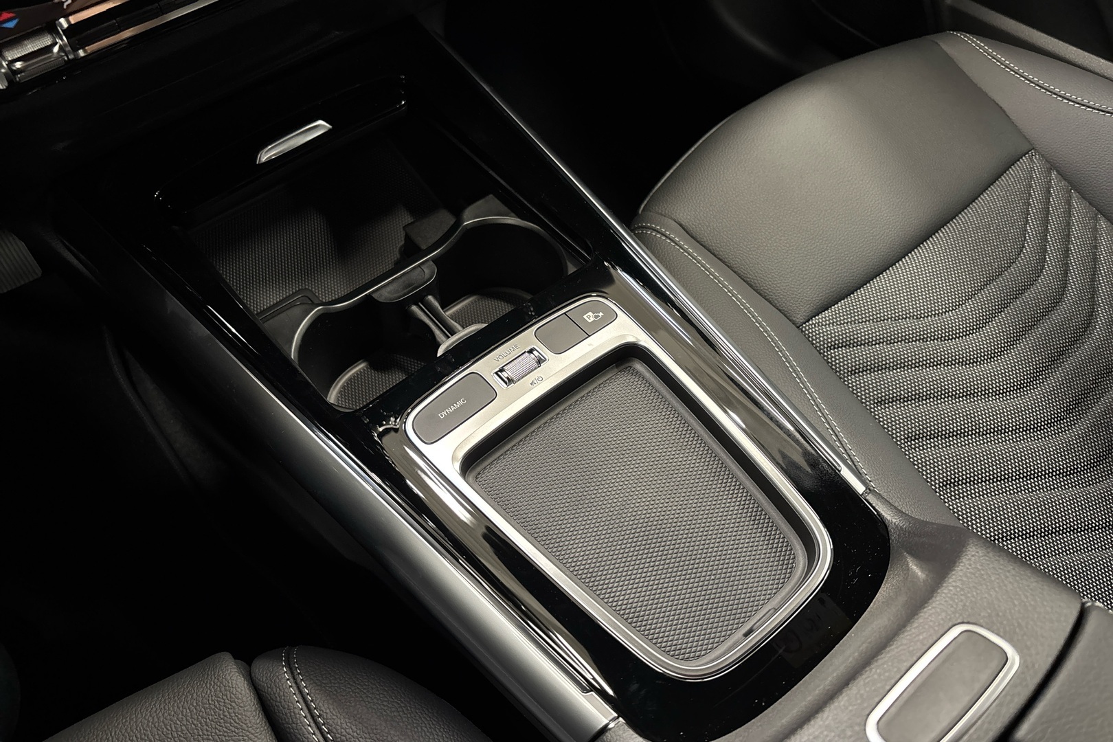 MERCEDES-BENZ GLA 2024