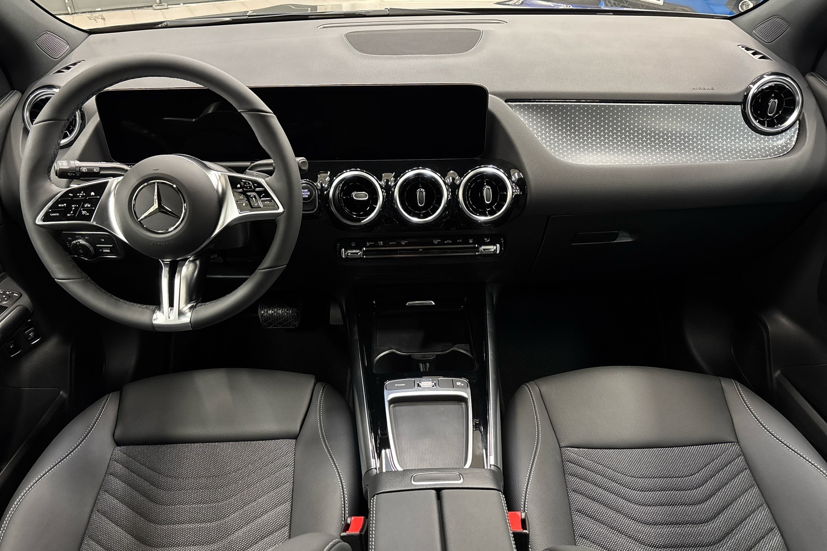 MERCEDES-BENZ GLA 2024