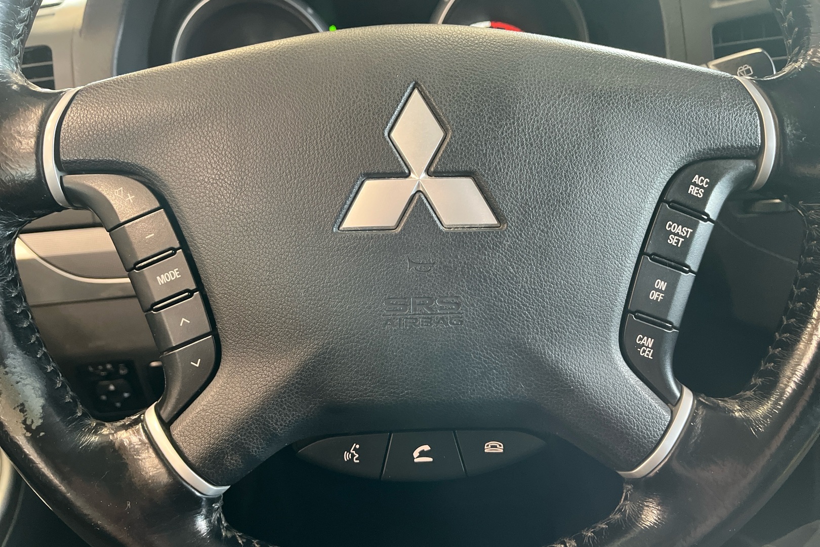 MITSUBISHI Pajero 2015