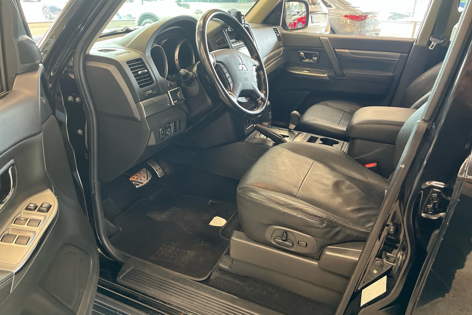 MITSUBISHI Pajero 2015