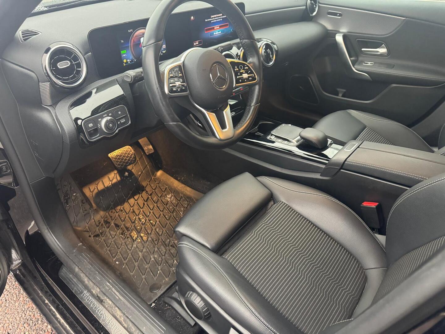 MERCEDES-BENZ A 2022