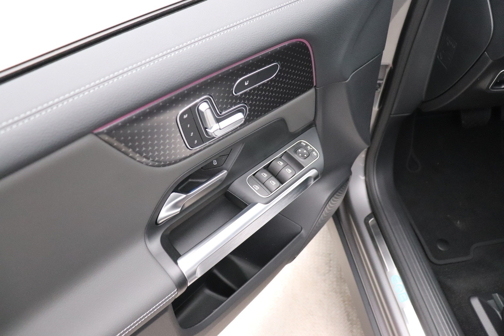 MERCEDES-BENZ EQB 2025