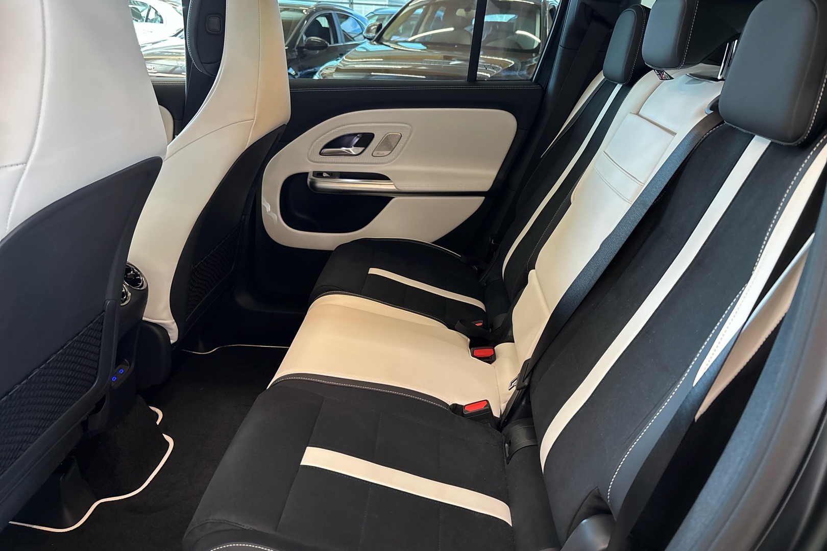 MERCEDES-BENZ GLB 2026