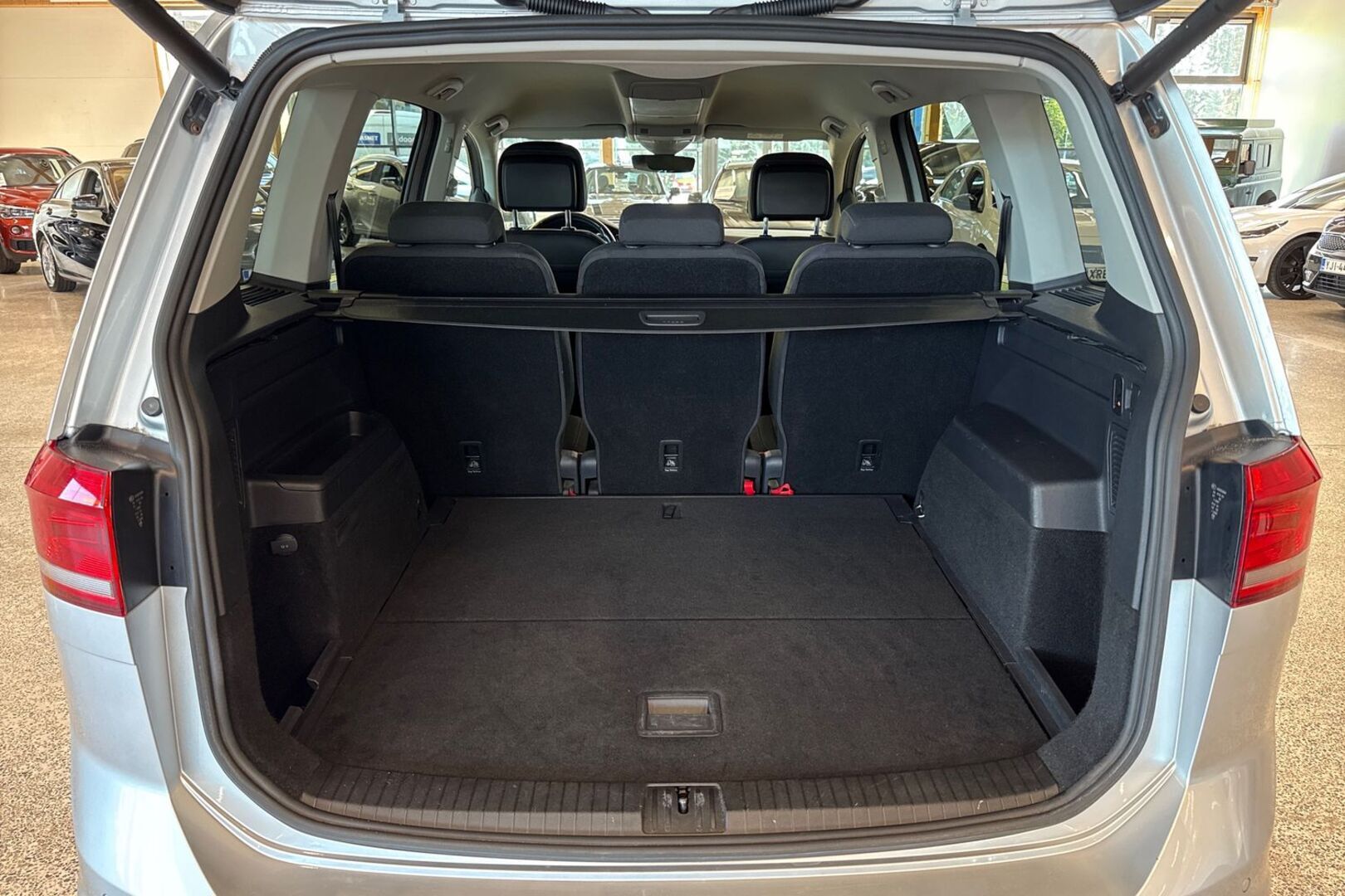 VOLKSWAGEN Touran 2016