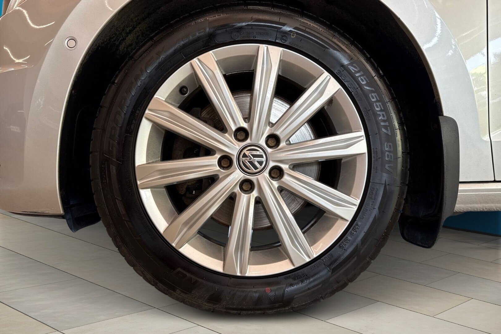 VOLKSWAGEN Touran 2016