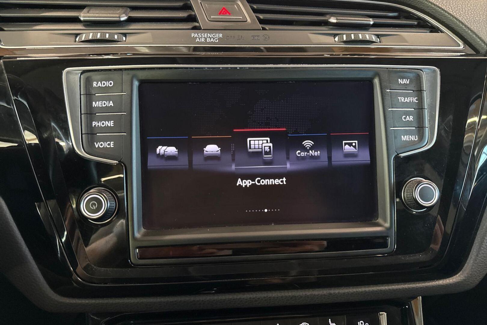VOLKSWAGEN Touran 2016