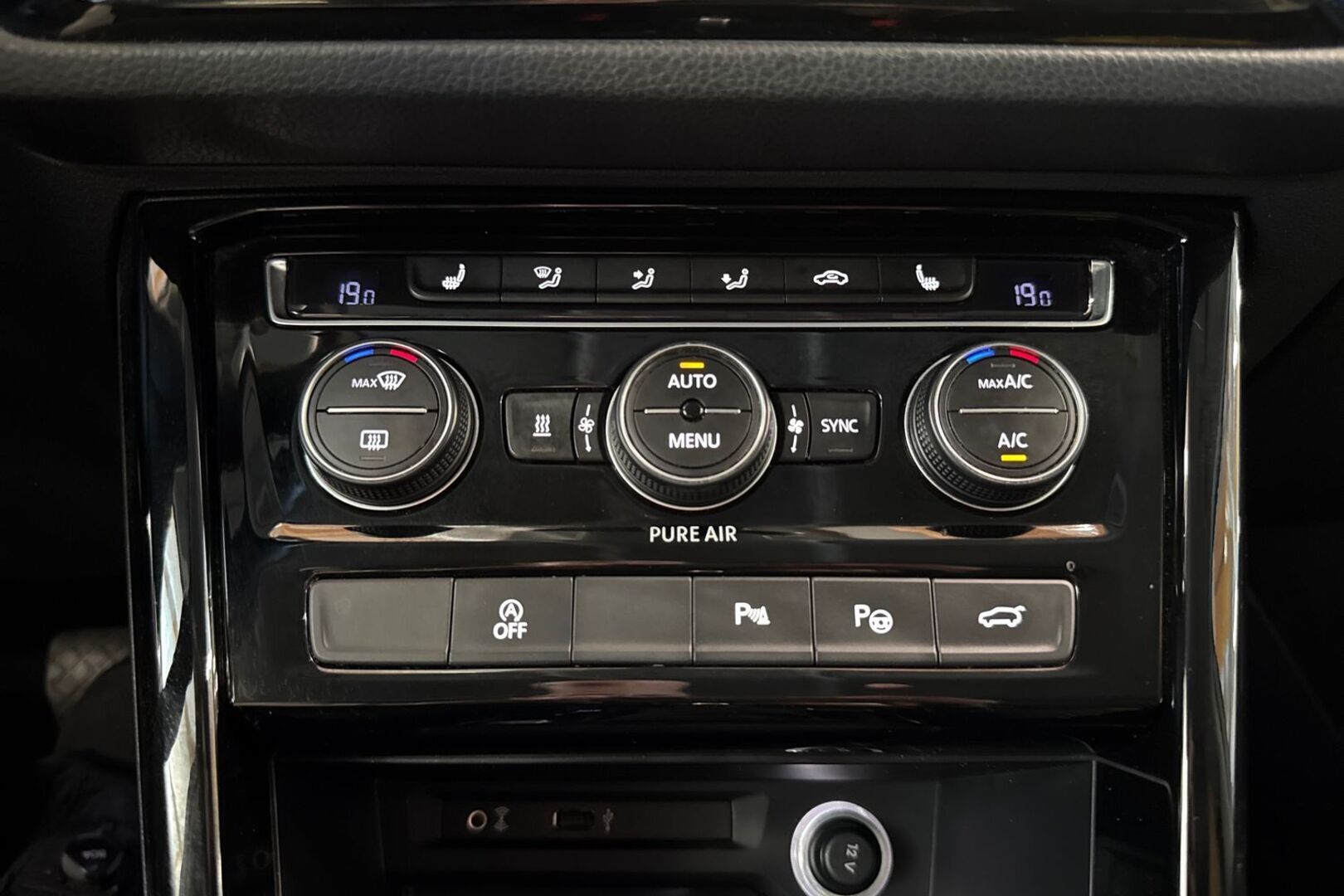 VOLKSWAGEN Touran 2016