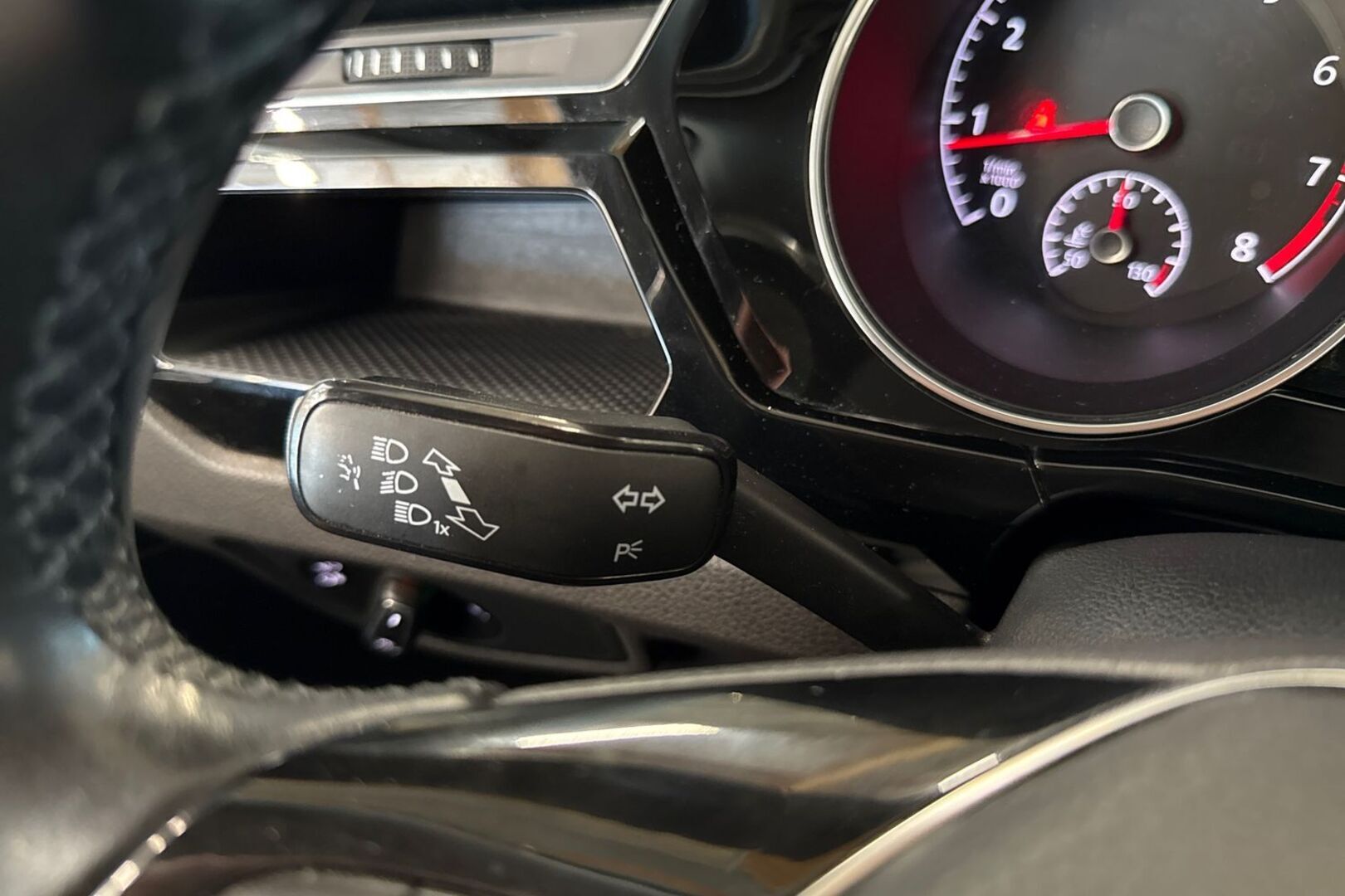 VOLKSWAGEN Touran 2016
