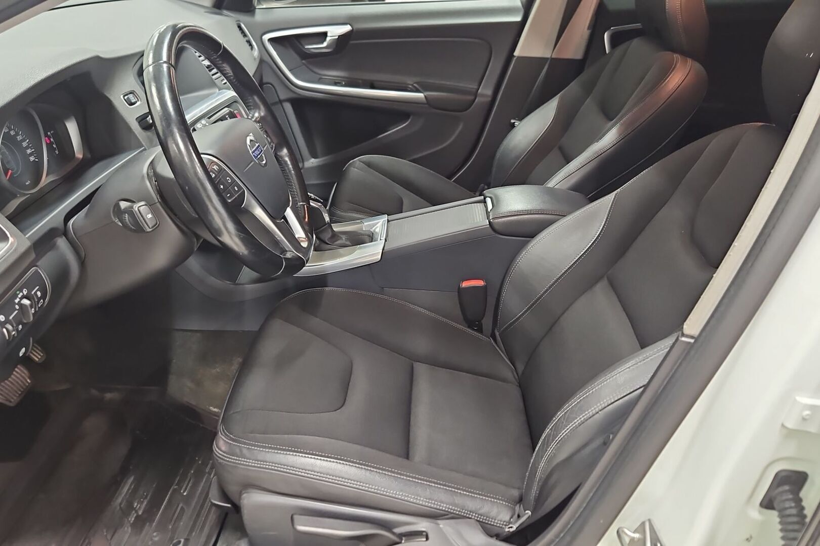 VOLVO V60 2016