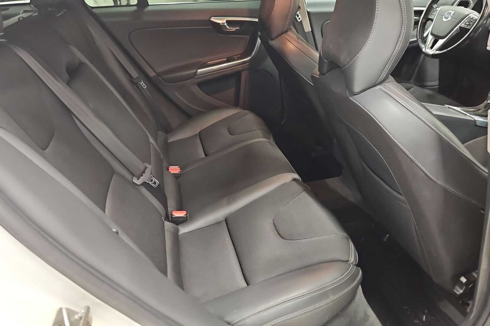 VOLVO V60 2016