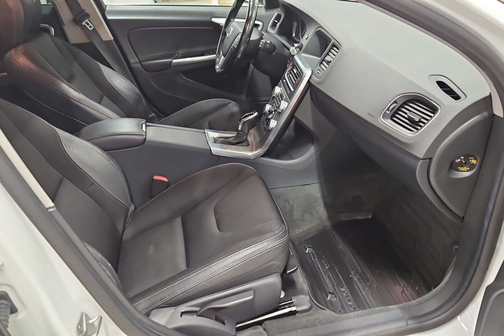 VOLVO V60 2016