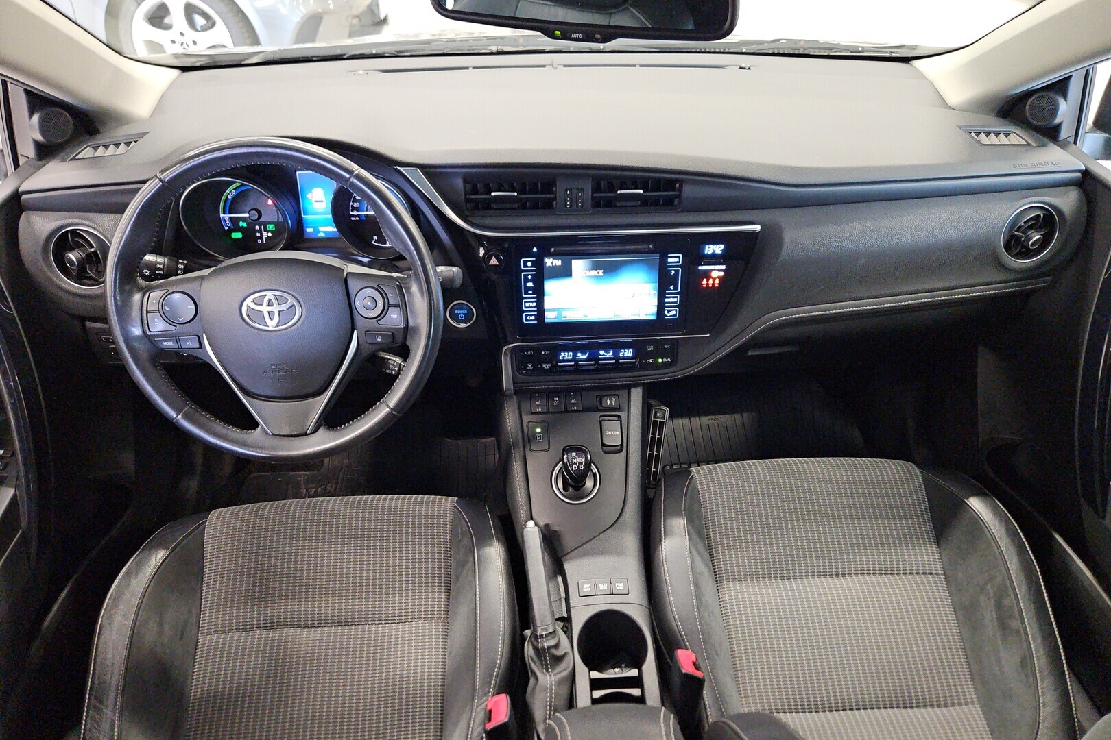 TOYOTA Auris 2015