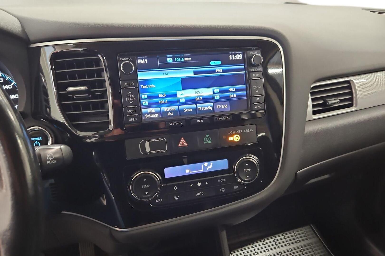 MITSUBISHI Outlander PHEV 2015
