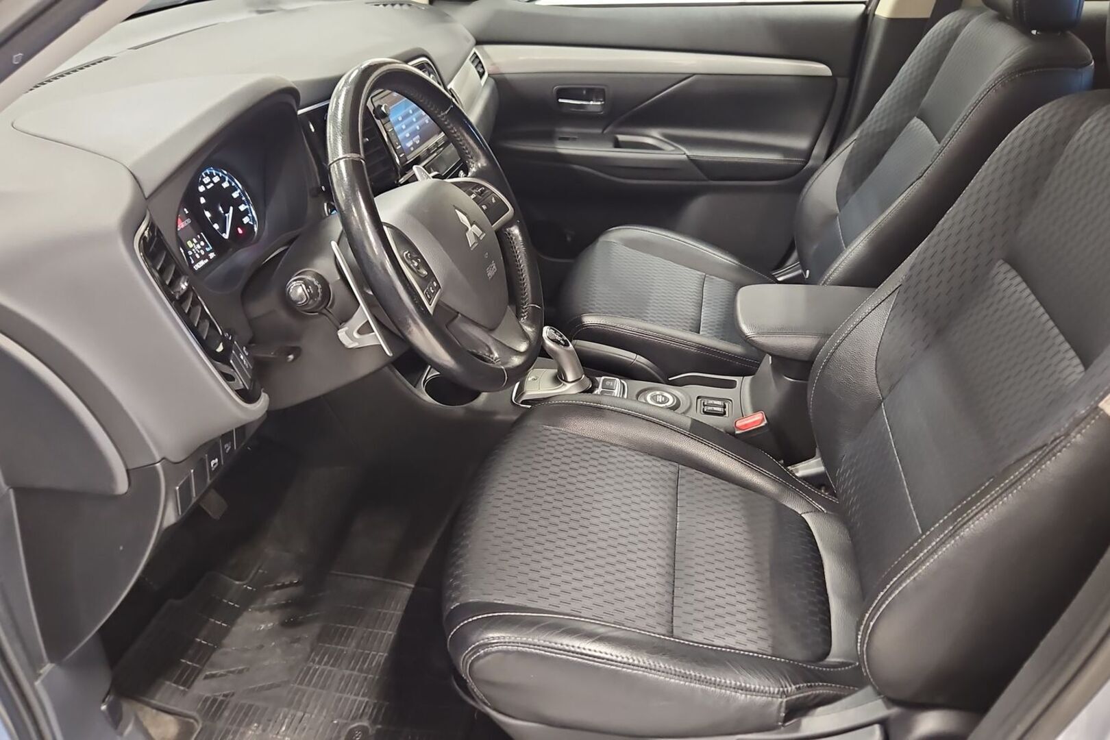MITSUBISHI Outlander PHEV 2015