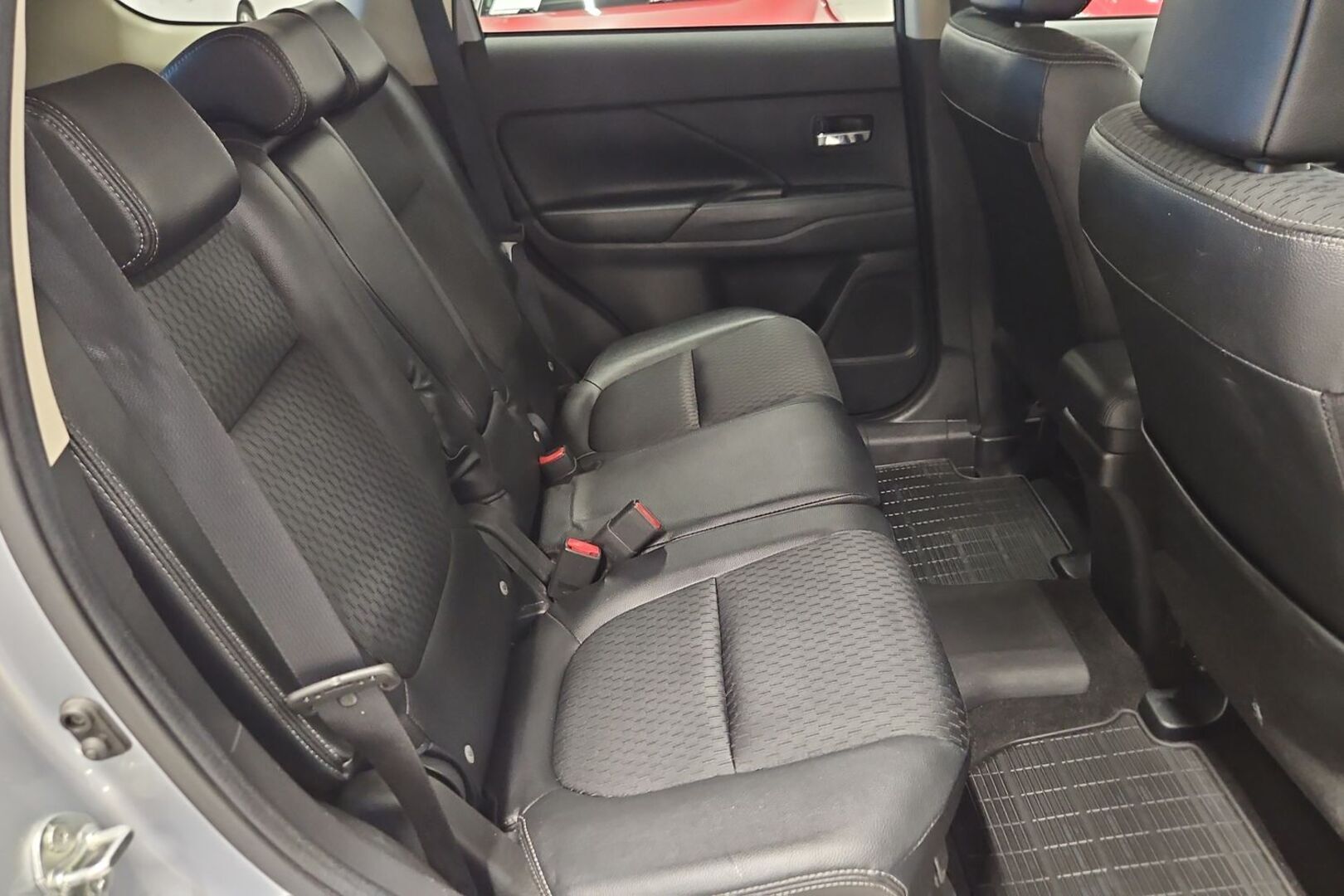 MITSUBISHI Outlander PHEV 2015