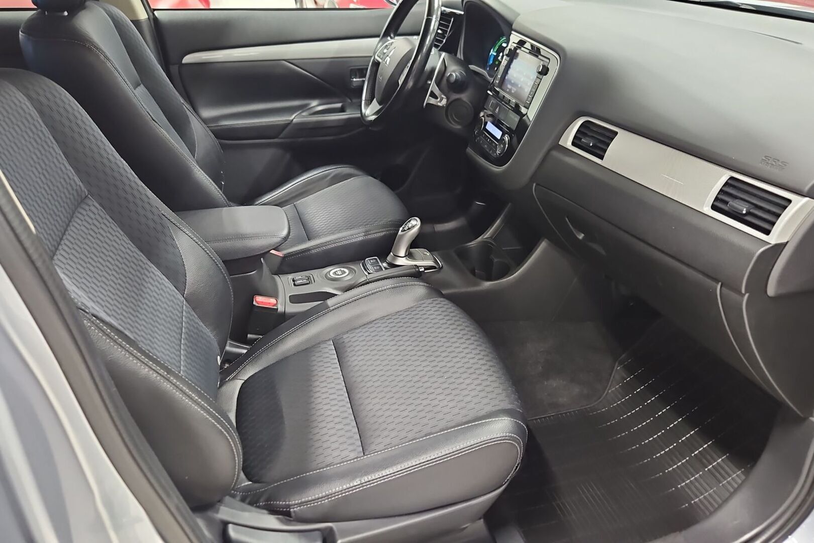 MITSUBISHI Outlander PHEV 2015
