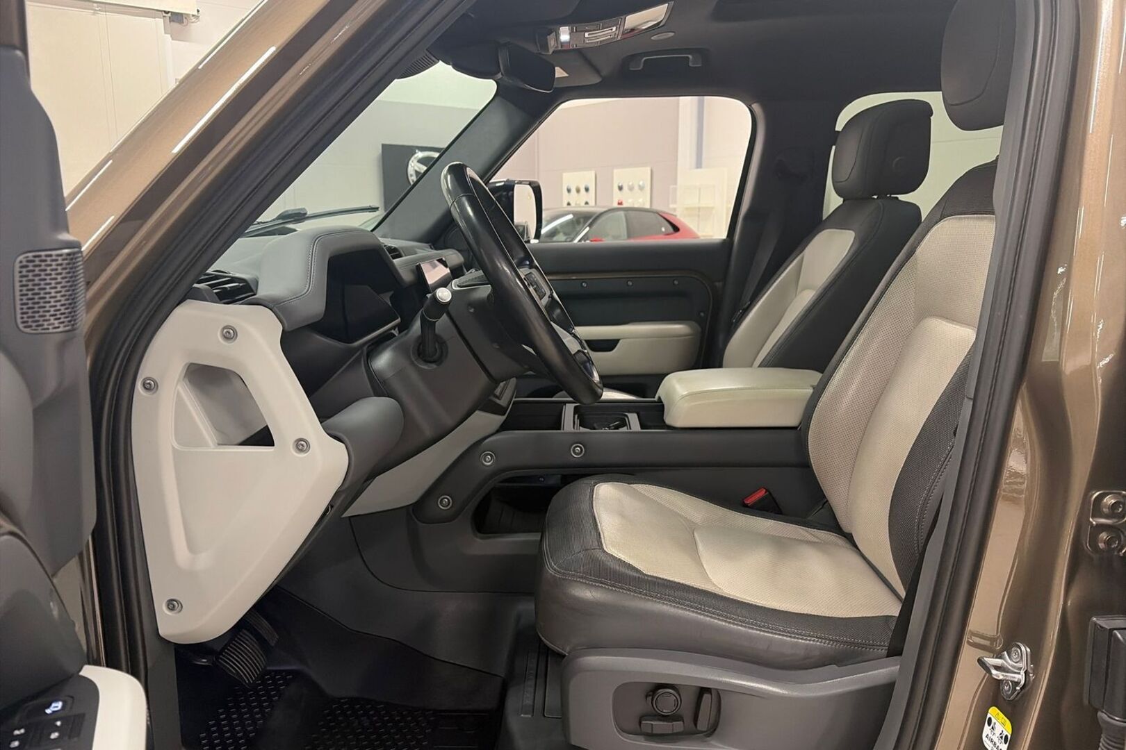 LAND ROVER Defender 32