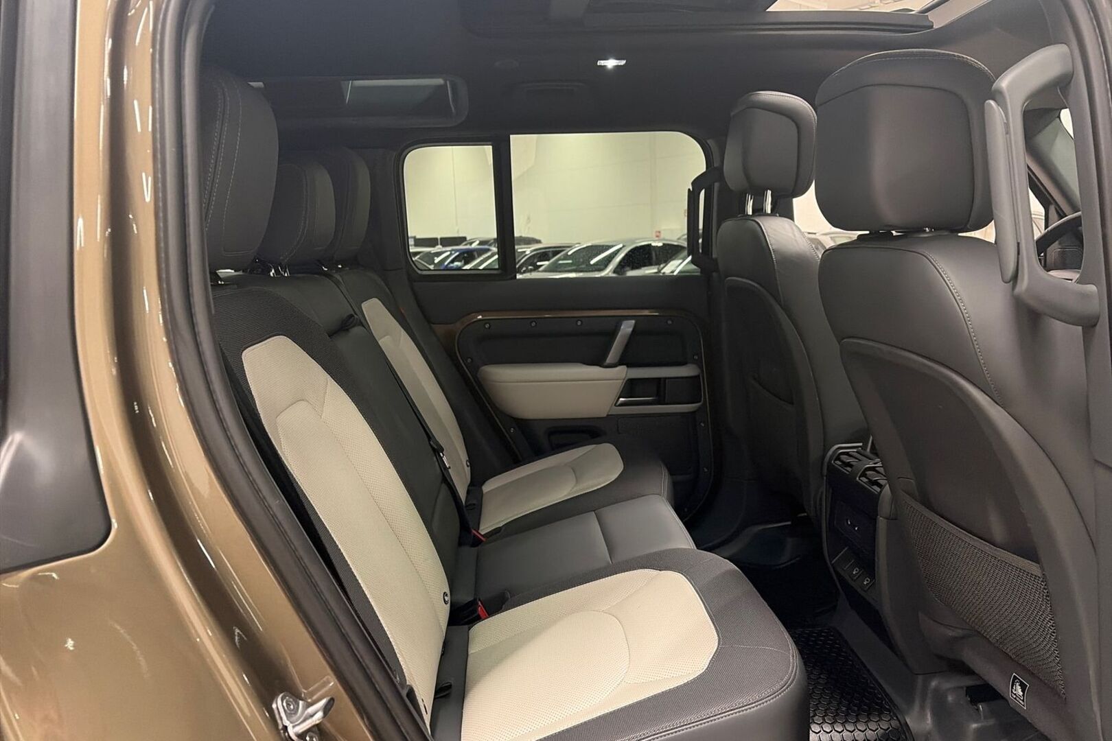 LAND ROVER Defender 34
