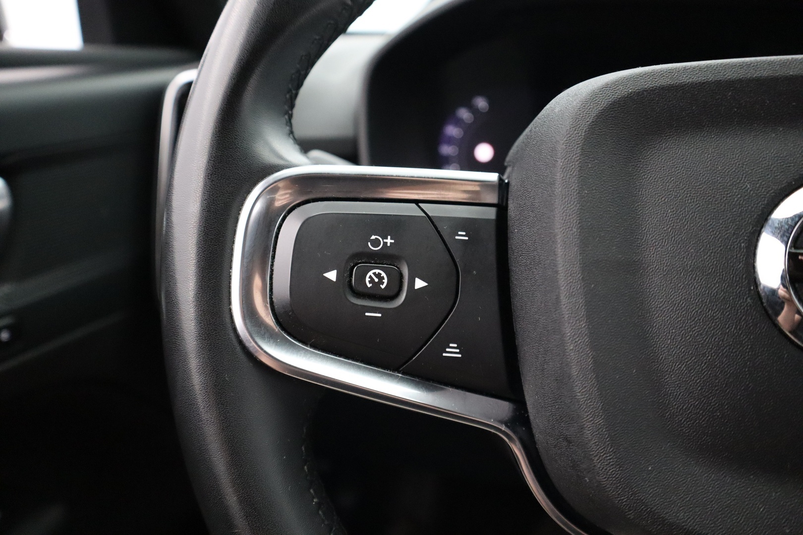 VOLVO XC40 2023