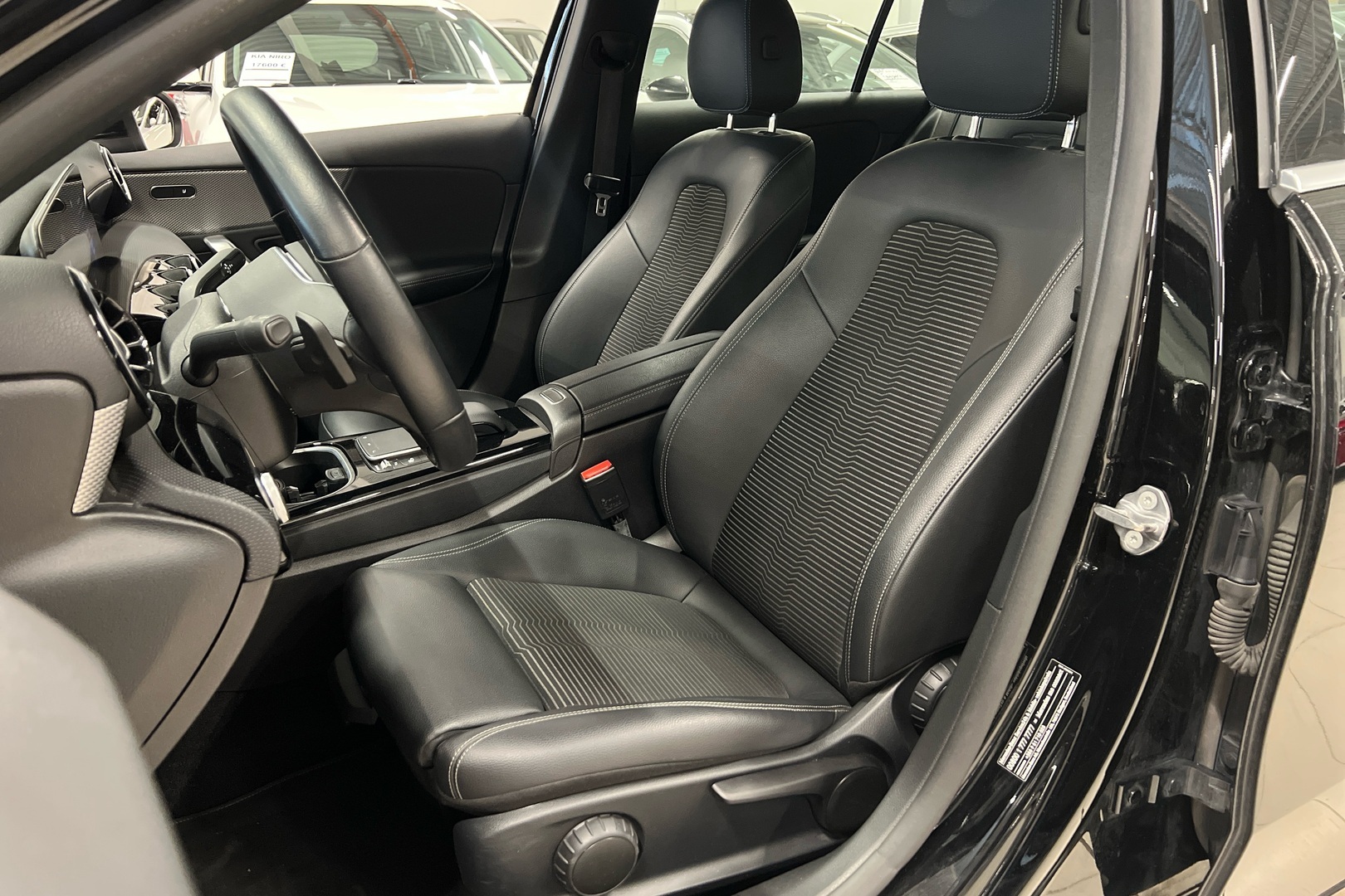 MERCEDES-BENZ A 2022