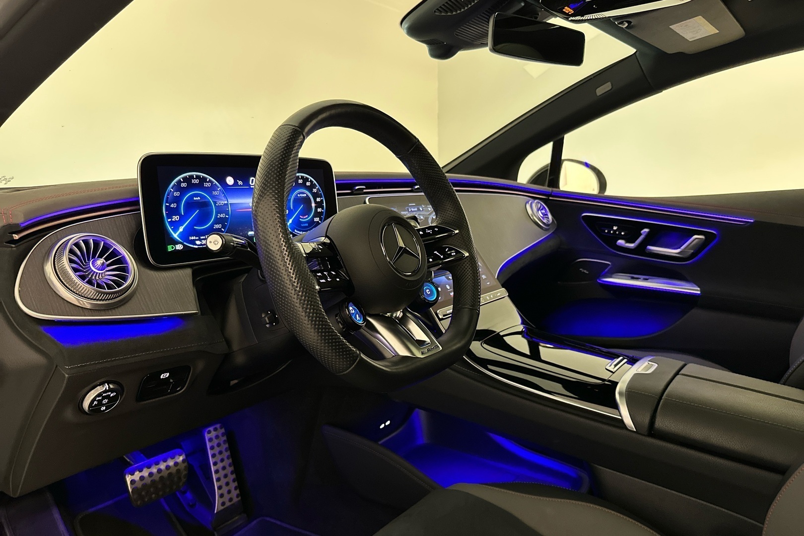 MERCEDES-BENZ EQE 2023